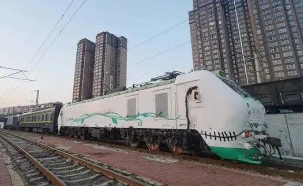 我國首臺(tái)大功率永磁直驅(qū)客運(yùn)電力機(jī)車正線試驗(yàn)完成