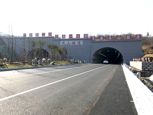 4—1. 日照廈門路三期南延工程，實現(xiàn)了當(dāng)年開工當(dāng)年通車的目標(biāo)，被譽(yù)為“嵐山速度.jpg