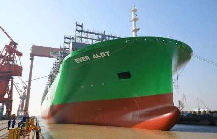 滬東中華建造世界最大24000TEU級(jí)集裝箱船入塢