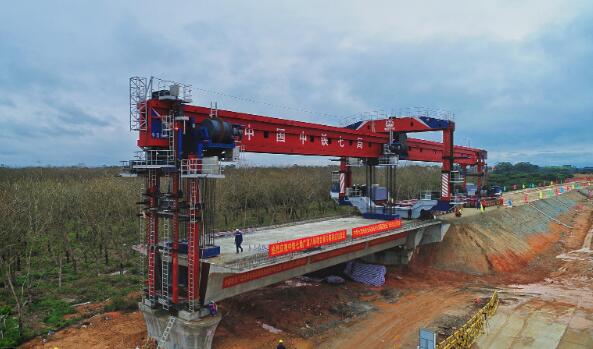 架橋新利器！千噸級(jí)橋梁運(yùn)架裝備“陸吾號(hào)”成功首架