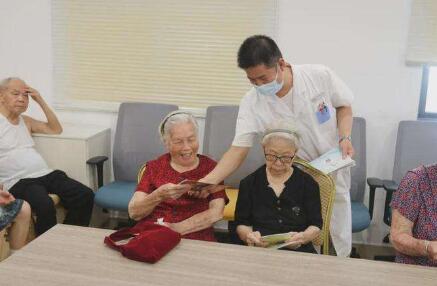 勾勒老年健康支撐體系藍(lán)圖 “預(yù)防、治療、照護(hù)”一個(gè)都不能少