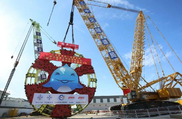 國(guó)內(nèi)最大直徑盾構(gòu)機(jī)“聚力一號(hào)”刀盤下井