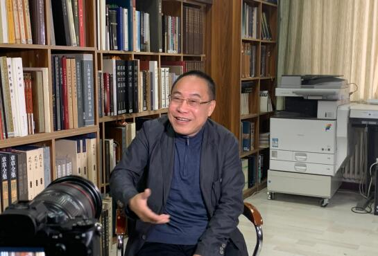 拍攝進(jìn)行時(shí) |《書(shū)法張改琴》攝制組采訪《中國(guó)書(shū)法》雜志社社長(zhǎng)朱培爾