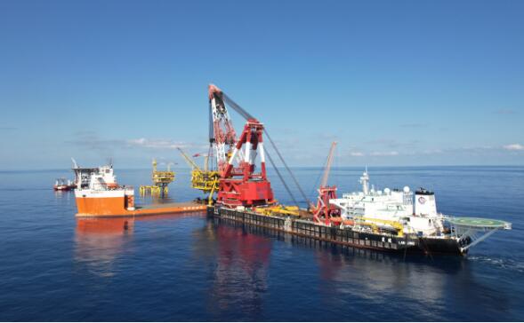 我國(guó)自主設(shè)計(jì)建造“?；惶?hào)”平臺(tái)主體工程海上安裝完成