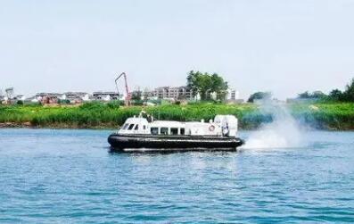 長江流域首艘全墊升氣墊船下水試航