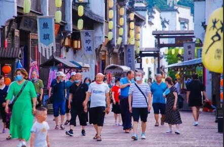 暑期旅游“人從眾” 景區(qū)要做好應對大客流功課