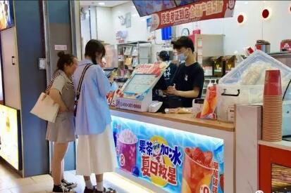 “清涼商品”走俏、“夜經(jīng)濟(jì)”升溫……“夏日經(jīng)濟(jì)”釋放消費(fèi)活力