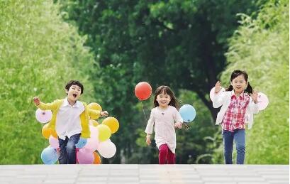 鼓勵(lì)生三孩的政策來(lái)了！涉及住房、休假、就業(yè)、子女教育