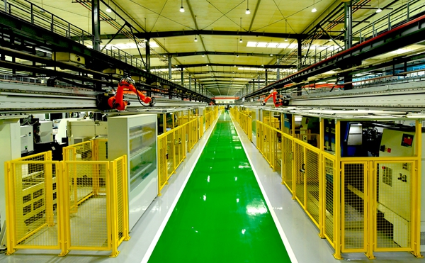 智慧工廠真神奇！國內(nèi)首個葉片加工無人車間在東方電氣投運