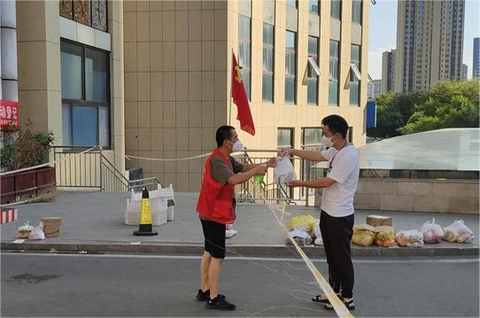 送藥上門 | 山東濟寧高新區(qū)柳行街道辦事處工作人員化身暖心“跑腿”