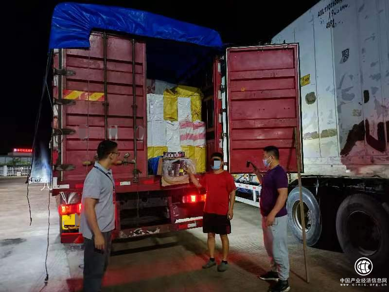 蒼南縣煙草專賣(mài)局：協(xié)同作戰(zhàn) 深夜出擊 查獲一起211萬(wàn)余元的專車(chē)運(yùn)假案件