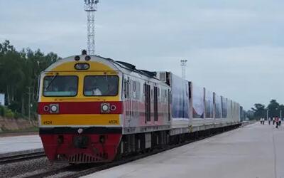 中老鐵路開(kāi)通運(yùn)營(yíng)一年累計(jì)發(fā)送旅客850萬(wàn)人次 貨物1120萬(wàn)噸