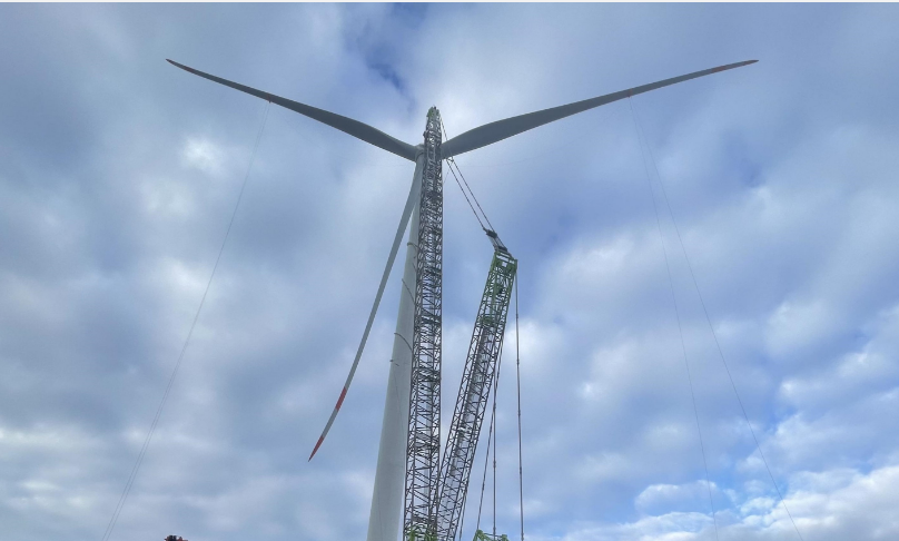 國(guó)內(nèi)單機(jī)容量最大、葉輪直徑最長(zhǎng)的高原山地風(fēng)機(jī)成功吊裝