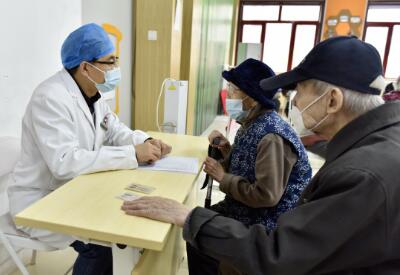 老年人出現(xiàn)癥狀何時(shí)需要就醫(yī)？感染后要注意什么？