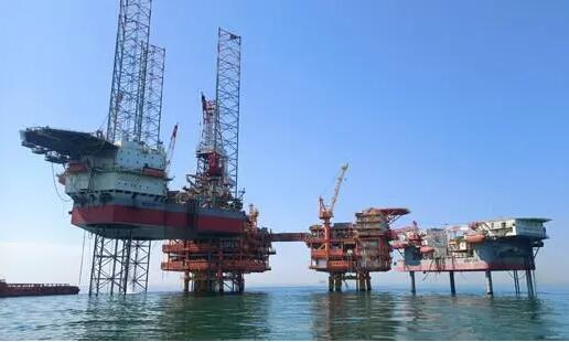 中國(guó)海上首個(gè)規(guī)?；爻碛陀吞锔叻迦债a(chǎn)油突破700噸