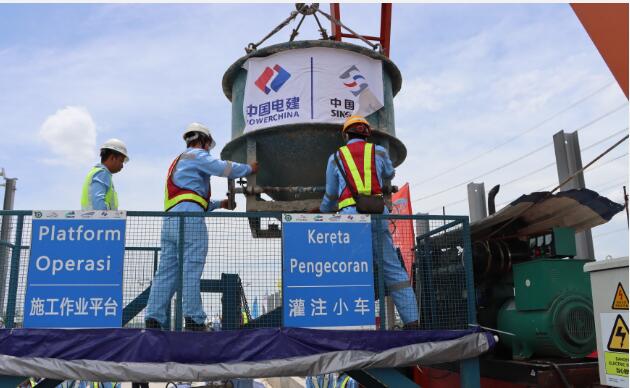 雅萬(wàn)高鐵全線無(wú)砟軌道板施工完成