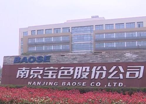 全球最大鈦-鋼復合板高壓精餾塔成功吊裝