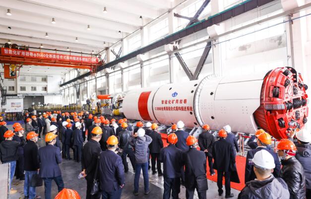 全球首創(chuàng)！“煤科威龍”智能化礦用巖巷復(fù)合盾構(gòu)掘進裝備成功問世