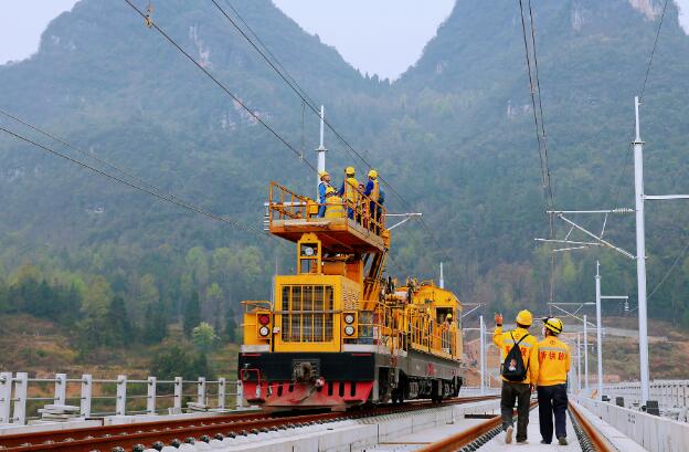 貴南高鐵廣西段接觸網(wǎng)全部貫通