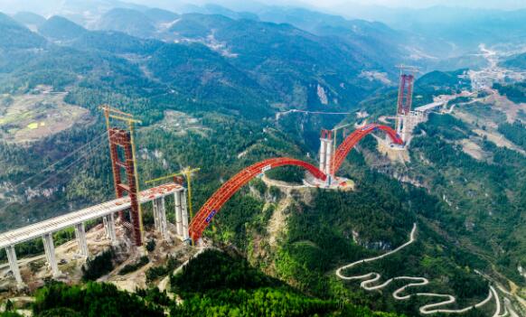 創(chuàng)三項世界紀(jì)錄！渝湘復(fù)線高速雙堡特大橋主拱肋順利合龍