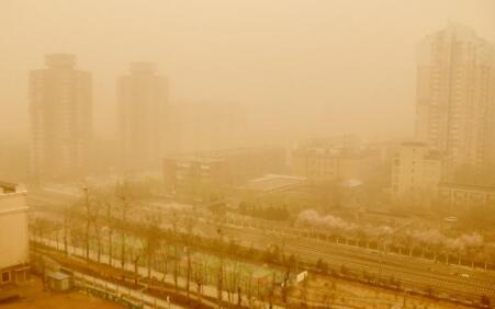 三問今年最強沙塵侵?jǐn)_ 植被好轉(zhuǎn)為何擋不住漫天黃沙