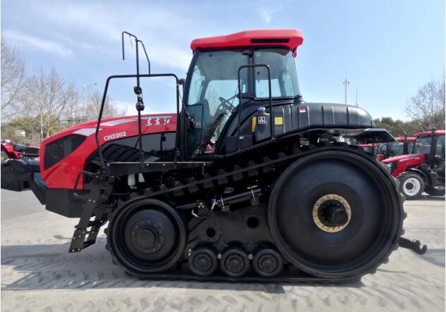 國內首臺220馬力履帶拖拉機在中國一拖成功下線