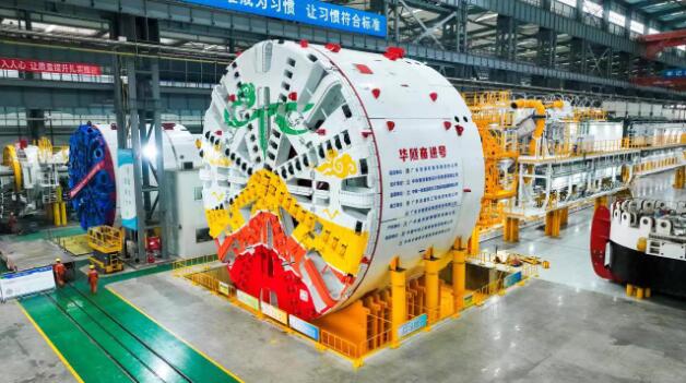 國內(nèi)首臺超大直徑TBM/泥水單護盾雙模盾構(gòu)機“華隧奮進號”下線