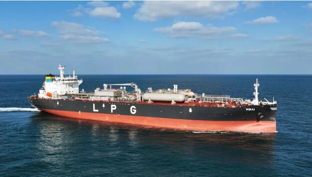 國內(nèi)首艘40000立方米中型全冷式液化氣船交付