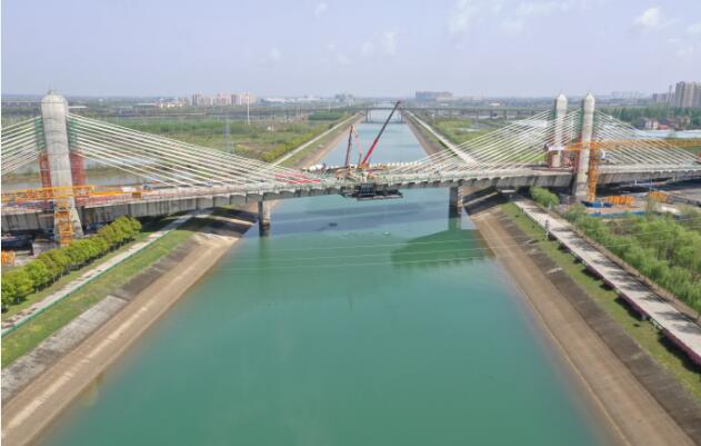 國內(nèi)首座跨越引江濟漢運河矮塔斜拉橋合龍