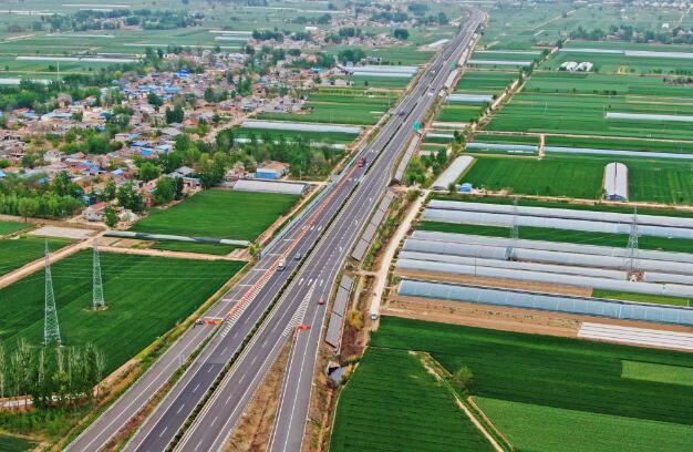 中國(guó)能建投建營(yíng)一體化的全國(guó)首個(gè)交通能源融合示范項(xiàng)目首批并網(wǎng)發(fā)電