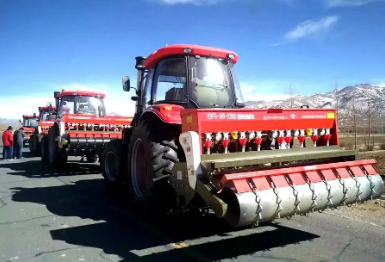 優(yōu)先審批 容錯(cuò)放行 交通運(yùn)輸部門(mén)力保農(nóng)機(jī)運(yùn)輸車(chē)通行順暢