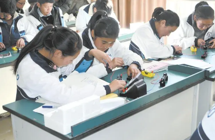 教育部：加強(qiáng)實(shí)驗(yàn)教學(xué)，將實(shí)驗(yàn)操作納入中考