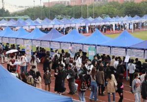 抓好關(guān)鍵期 各方助力高校畢業(yè)生就業(yè)