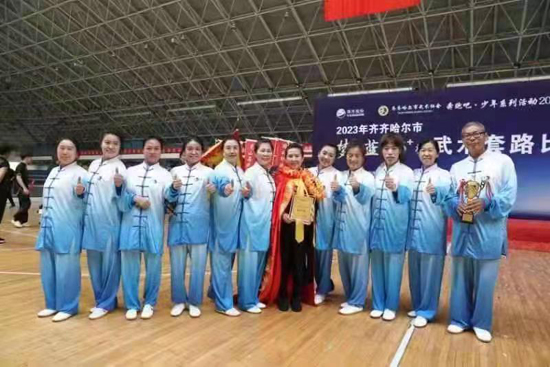 “獲金牌專業(yè)戶” ——記黑龍江省富?？h老年大學(xué)太極拳教師、齊市太極拳“王中王”黃宏新