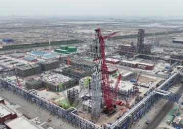 世界單套最大環(huán)管反應器吊裝成功