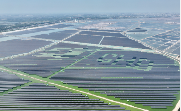 世界單體容量最大鹽光互補(bǔ)光伏項(xiàng)目并網(wǎng)發(fā)電