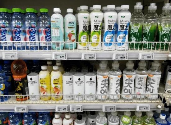 多地迎氣溫“大烤” 電解質(zhì)水熱銷(xiāo)