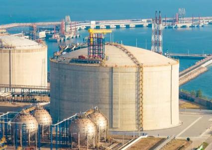 國(guó)內(nèi)首座27萬(wàn)立方米液化天然氣儲(chǔ)罐建成完工