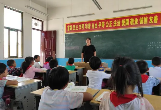 教育部教師工作司負(fù)責(zé)人就《國(guó)家銀齡教師行動(dòng)計(jì)劃》答記者問(wèn)