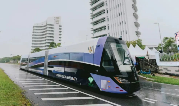 中國(guó)中車自主研制的全球首列氫能源智軌電車在馬來(lái)西亞開啟試跑