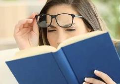 老花眼“盯上”80后，屈光手術化解“中年危機”