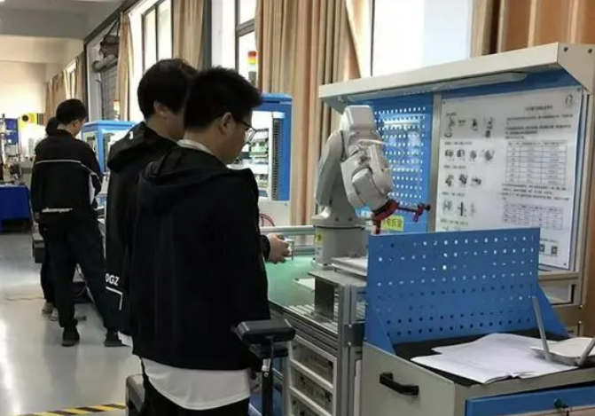 每年培養(yǎng)培訓(xùn)8萬人左右！數(shù)字技術(shù)工程師培育項(xiàng)目加快推進(jìn)