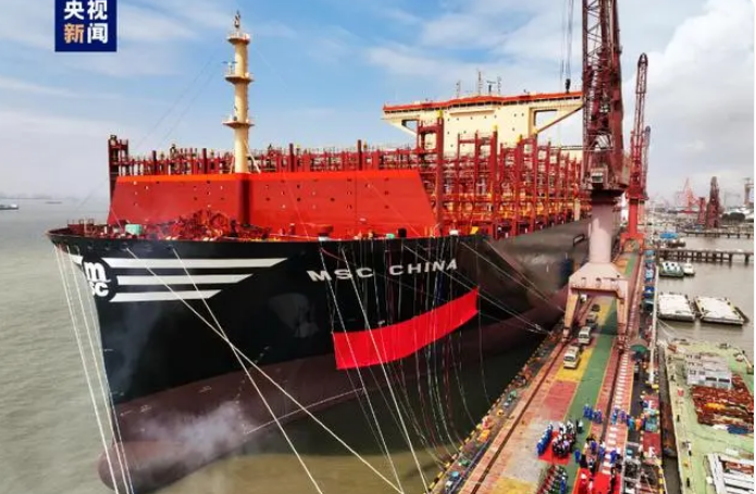 全球最大級(jí)別集裝箱船在滬交付