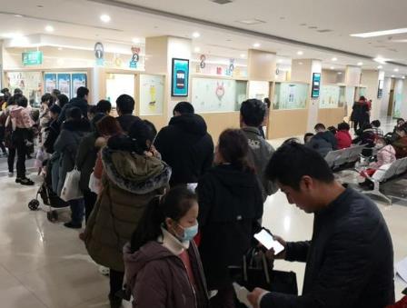 多地醫(yī)院門(mén)急診排長(zhǎng)隊(duì)，這個(gè)秋冬又是發(fā)熱高峰？