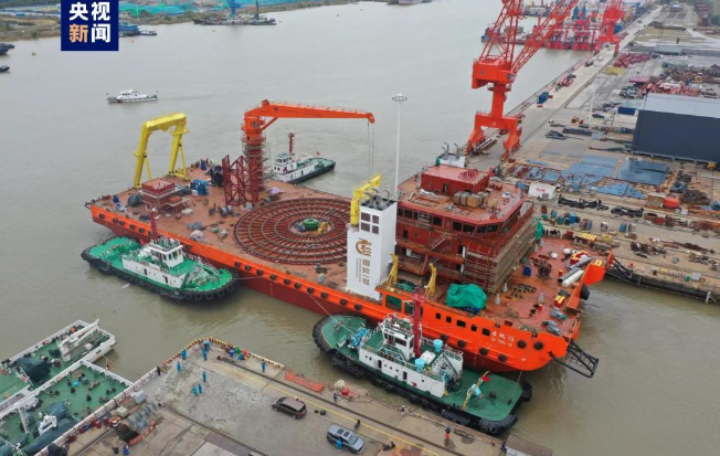萬噸級(jí)海纜施工船下水 助力能源輸送走向深藍(lán)