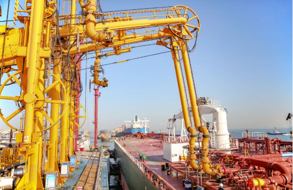 國(guó)內(nèi)首臺(tái)！山東港口青島港實(shí)現(xiàn)進(jìn)口輸油臂智能對(duì)接