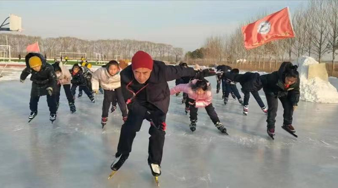 冰情雪趣 炫彩童年——黑龍江省富?？h繁榮鄉(xiāng)中心學(xué)校開展冰雪活動見聞