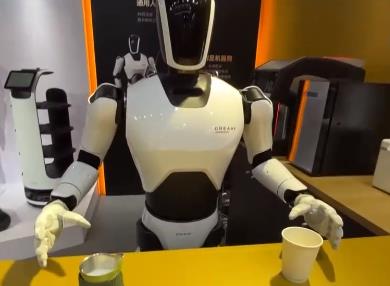 人形機(jī)器人能夠“咖啡拉花”，北京上海深圳加快布局、創(chuàng)新發(fā)展