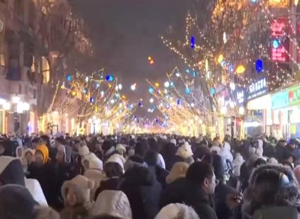 假期消費(fèi)“新新”向榮 活力滿滿、熱氣騰騰的中國(guó)升騰著溫暖“煙火氣”