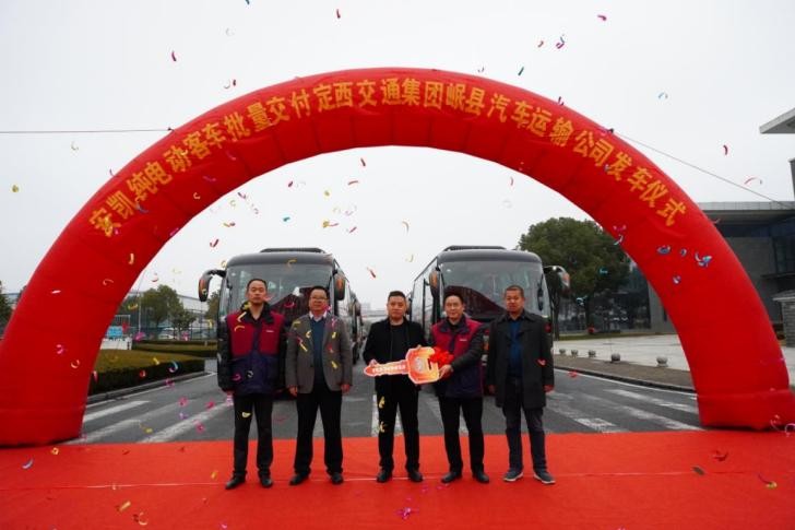 批量安凱客車駛?cè)敫拭C，織密便捷出行“幸福網(wǎng)”
